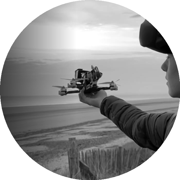 Gaïl, pilote de drone FPV, casque immersif, bras tendu avec le drone